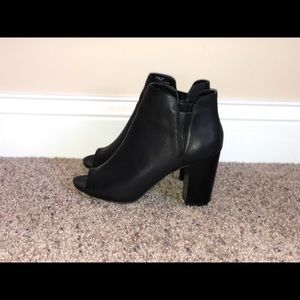 Black, open toe, madden girl chunky heels!